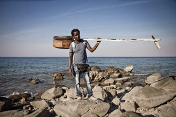 Malawian musician Gasper Nali playing his homemade instrument, the Babatoni.